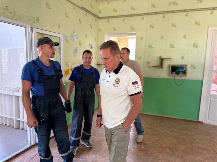 Виктор Кувайцев посетил готовящийся к открытию детский сад в селе Чапаевка Пологовского района