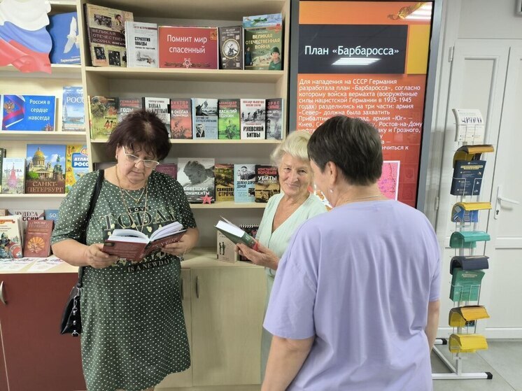 В Токмакской центральной библиотеке прошла беседа у книжной выставки «Помнит мир спасённый»