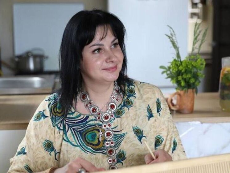Маргарита Яковлева лепит из глины, мастерит фитогобелены и может ткать даже на ветке дерева
Дом мастерицы из Строителя Маргариты Яковлевой похож на музей народного творчества, где тут и там стоят глиняные тарелки и фигурки ручной работы, домотканые коврики