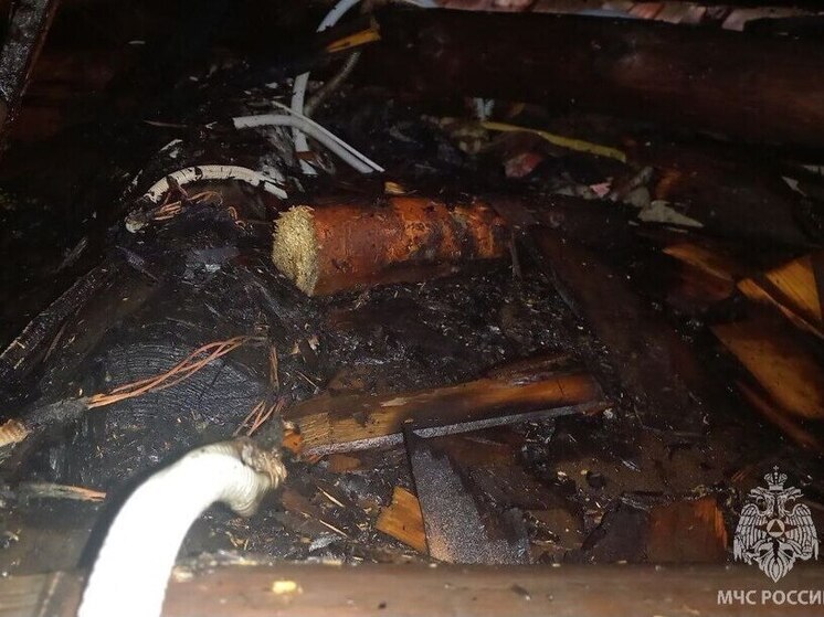 Пожарные успели блокировать огонь на крыше частного дома в Вичуге