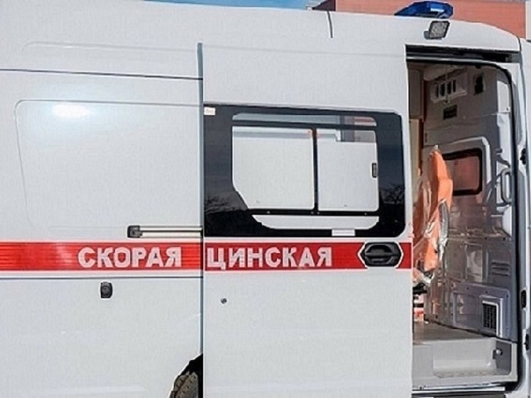 Под Волгоградом Mercedes-Benz столкнулся с Volkswagen Golf и сбил пешехода