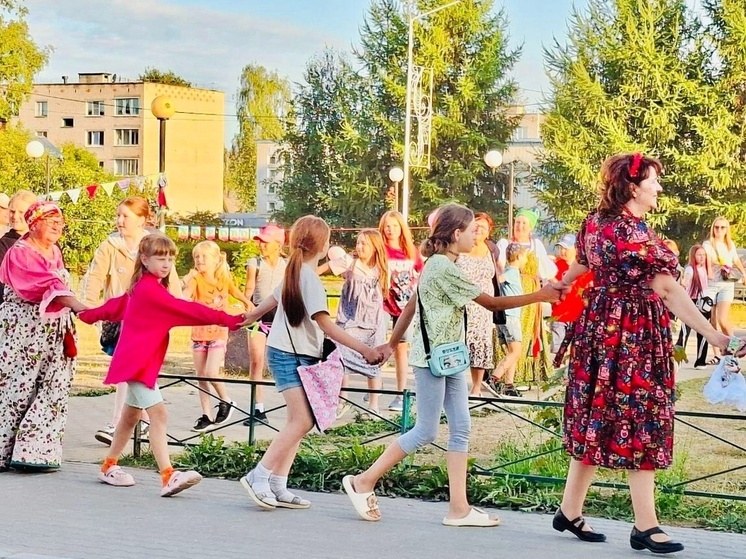 Хороводы завели в Пудоже во всемирный день хороводов