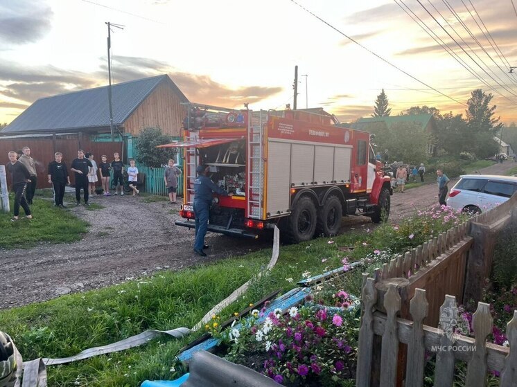 В Уяре пожар уничтожил деревянный дом на улице Кравченко