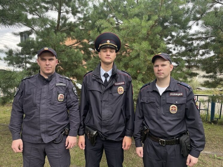 В Енисейске полицейские спасли пожилых супругов и пятилетнюю девочку из огня
