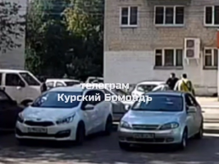 В Курске сняли на видео момент ДТП с двумя детьми