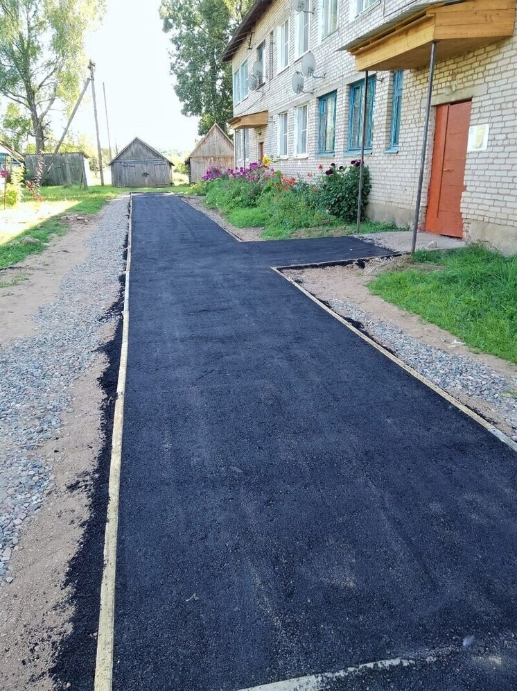 Заасфальтированные дорожки появились в куньинской деревне