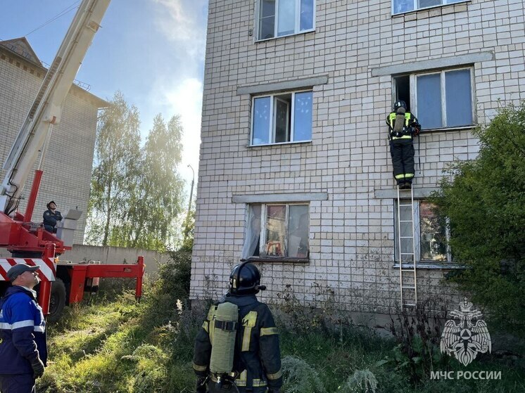 Спасатели вывели 16 человек из горящего общежития в Коврове