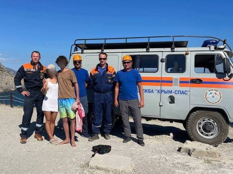 В Судаке спасатели помогли туристке, которая застряла на сложном участке в горах