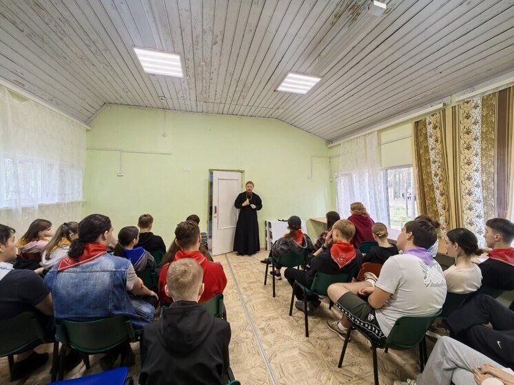 Псковский протоиерей Роман Ледин посетил детский лагерь «Стремительный»