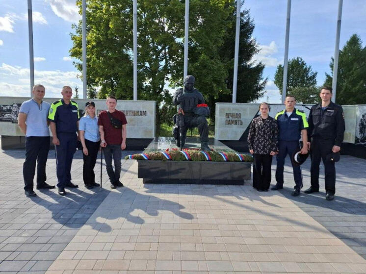 Будущие полицейские посетили мемориал, посвященный памяти героев СВО в Пскове