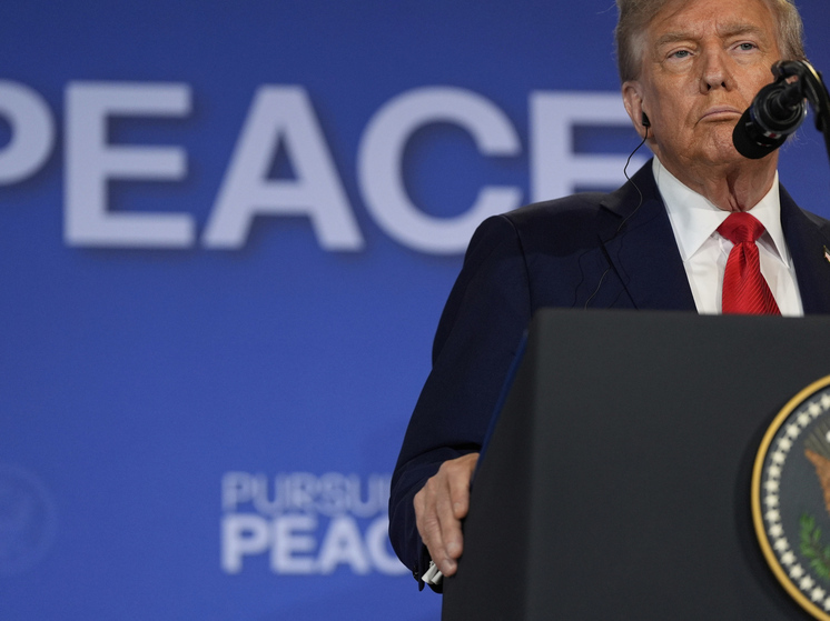 Дональд Трамп отказывается от требования о прекращении огня в конфликте на Украине, соглашаясь с Путиным, констатируют американские СМИ, настаивающие, что отступление президента США от стратегии, согласованной с европейскими союзниками, может дать президенту России Владимиру Путину преимущество в продолжении переговоров о прекращении боевых действий