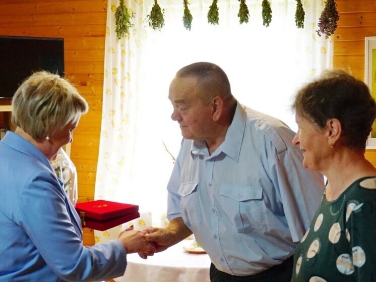 Памятный знак "50 лет совместной жизни" получили супружеская пара из Пушкиногорского района