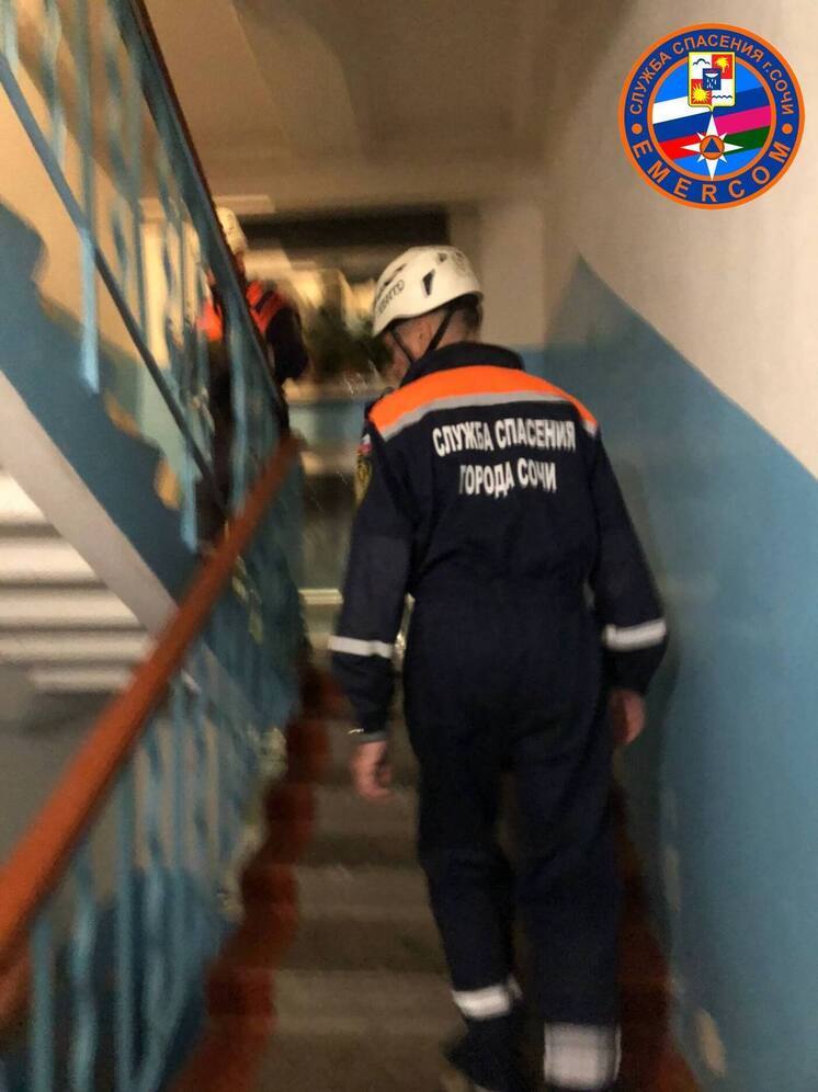 Сочинские спасатели помогли медикам госпитализировать пенсионерку