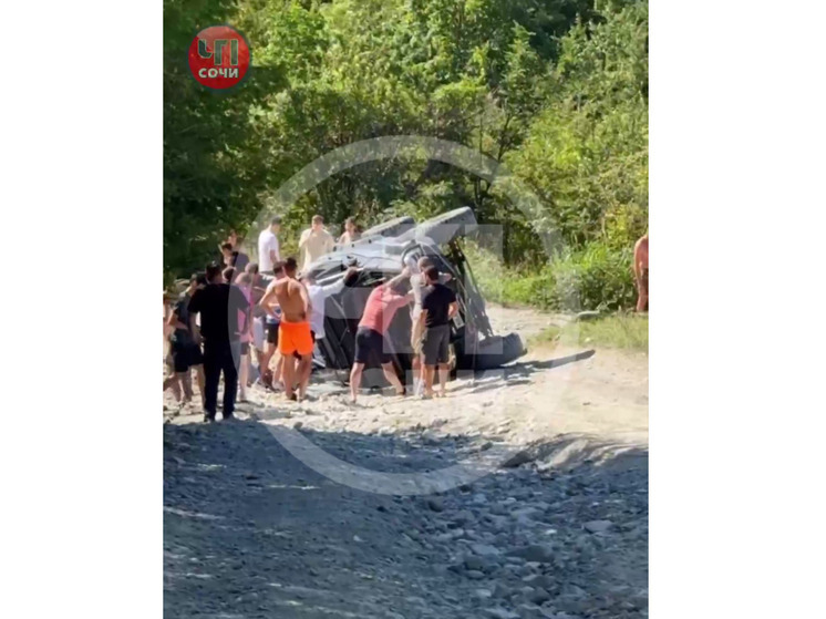 В Адлерском районе Сочи опрокинулся УАЗ, перевозивший туристов
