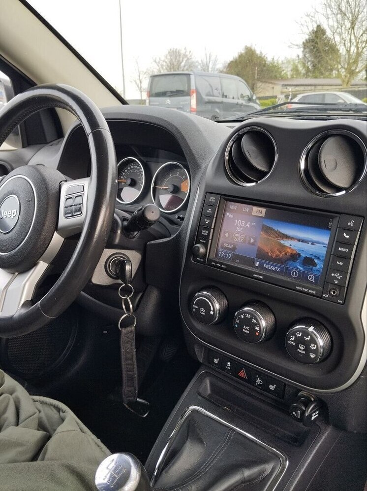 Владельцы подержанных автомобилей в России все чаще обращаются в сервисы. На это влияет сразу несколько факторов — рост возраста машин, увеличение их пробега и подорожание запчастей. Эксперты отмечают: тенденция к ремонту вместо покупки новых авто становится все более заметной.