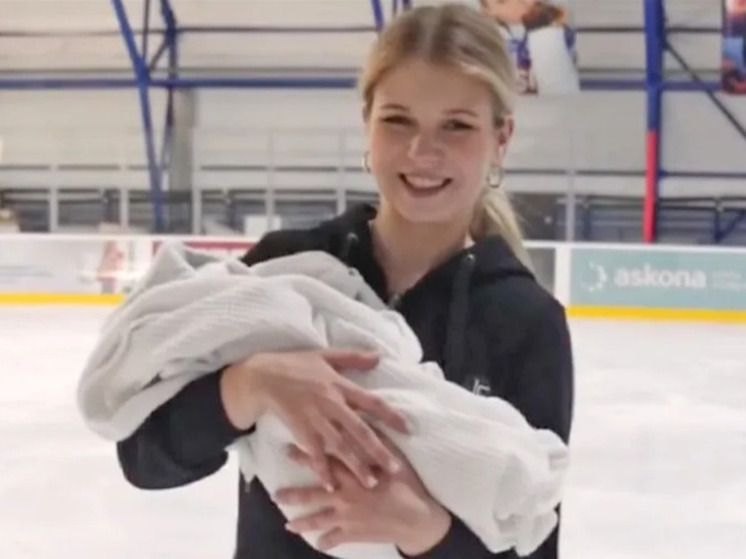 Александра Трусова вышла на лёд с сыном через девять дней после родов