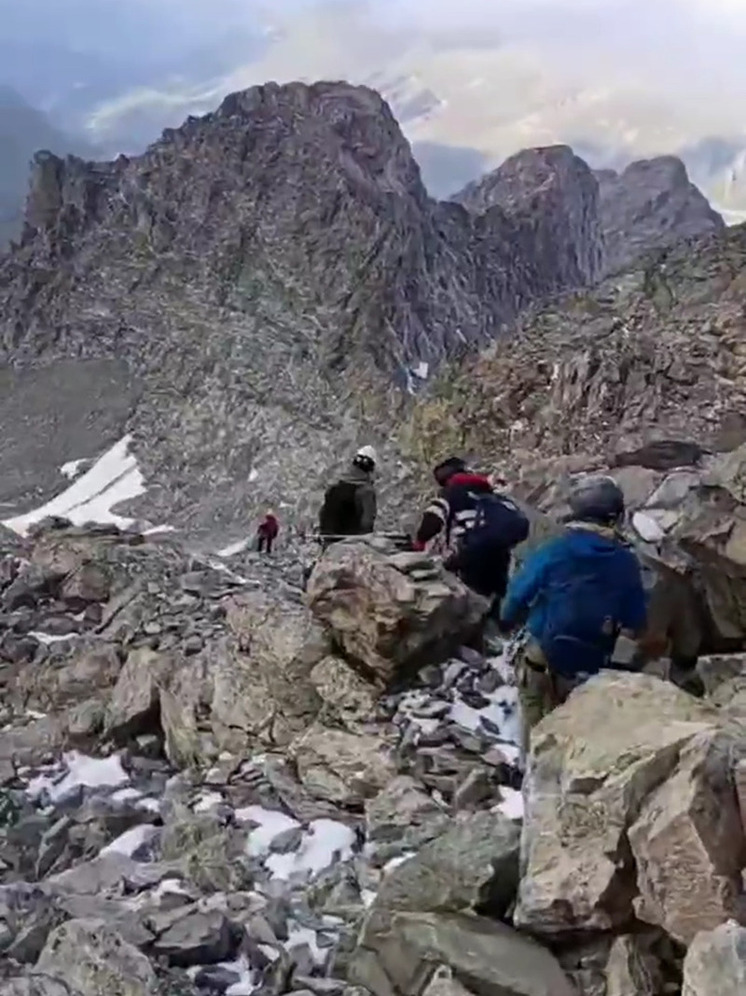 Спасатели КЧР помогли альпинистам на перевале Кожухова