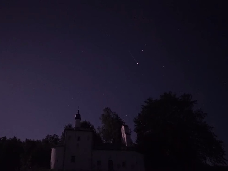 Яркие метеоры запечатлели над Изборской крепостью