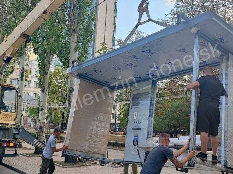 "Умную" остановку устанавливают в центре Донецка