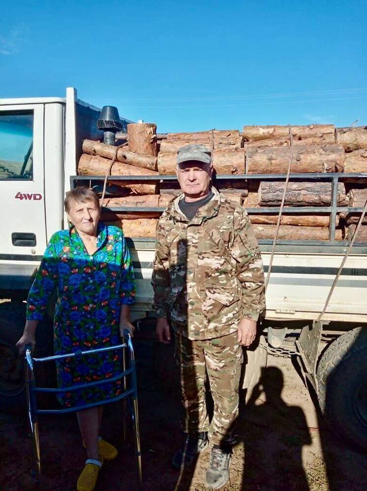 Бичурский предприниматель помогает семьям бойцов СВО дровами
