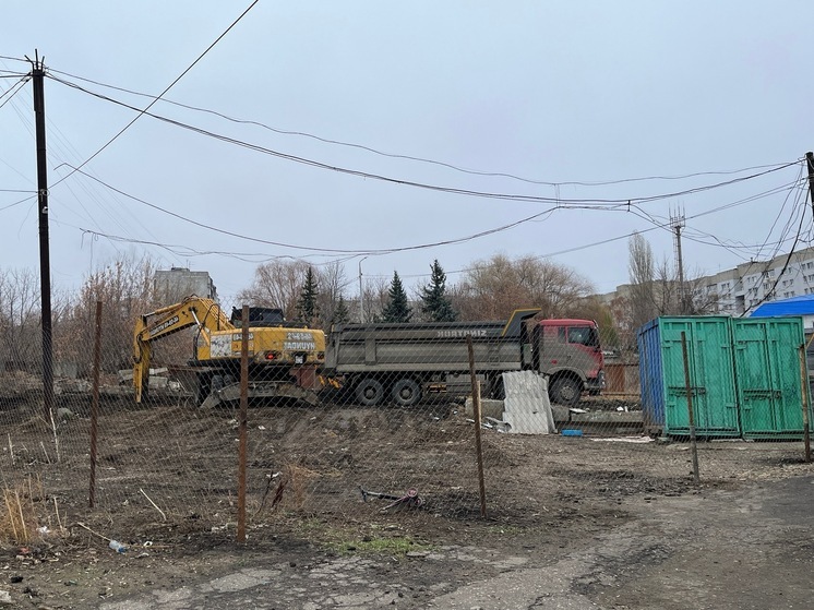 Около Саратовской инфекционной больницы рабочего засыпало землей