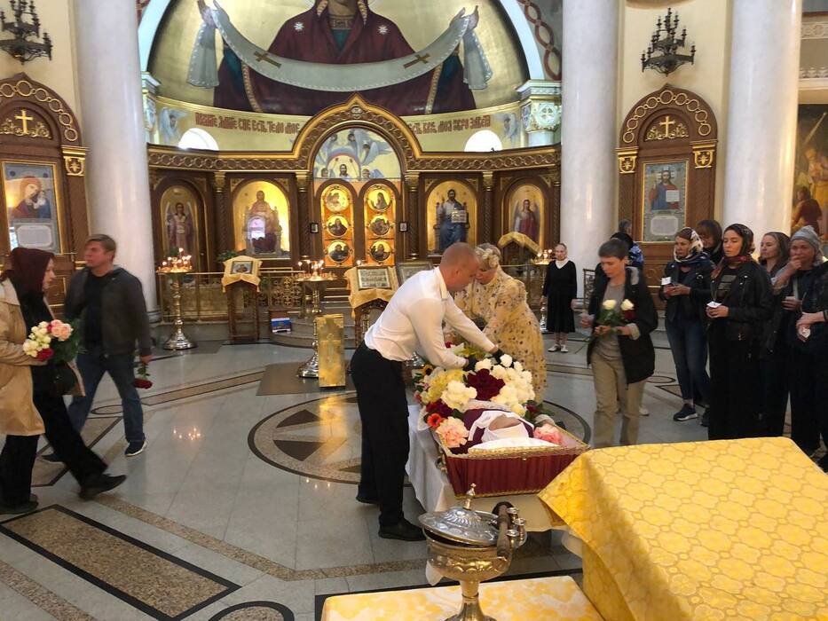 Море слез и цветов оставили фанаты звезде «Ментовских войн» и «Батальона» Кузнецовой на отпевании: фоторепортаж