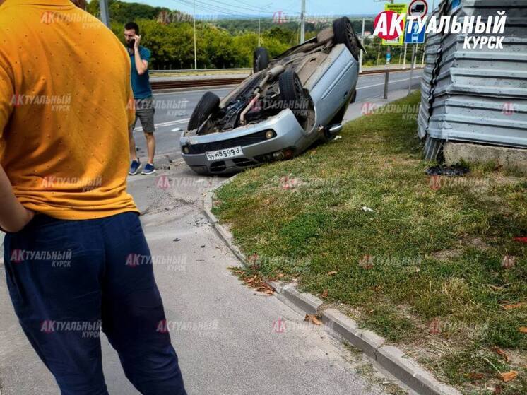 В Курске автомобиль перевернулся на улице Перекальского
