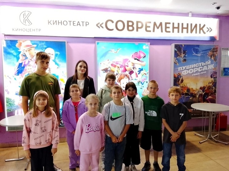 Дети из центра «Маленькая страна» посетили кинотеатр с сотрудниками СУ СК по Орловской области