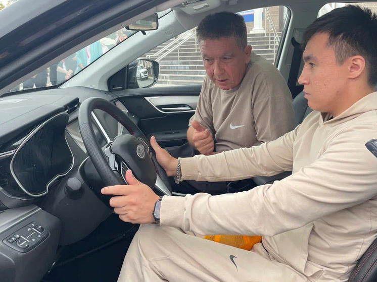В Тюмени ветерану СВО Виктору Хамитову вручили автомобиль с ручным управлением