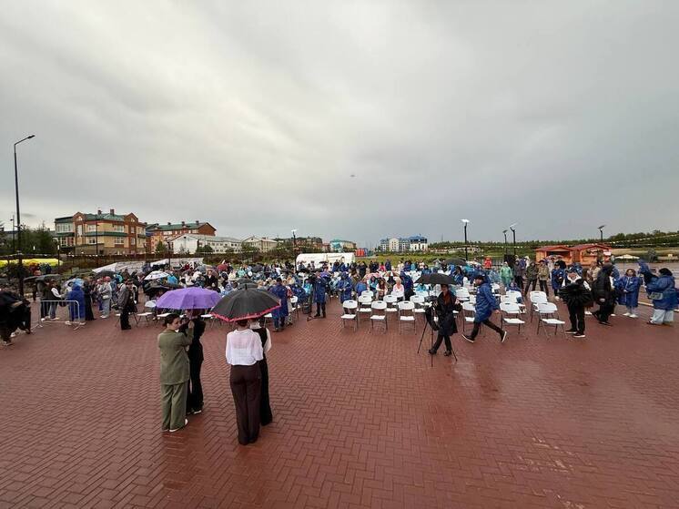 В Тарко-Сале обустраивают парковку у новой детской поликлиники