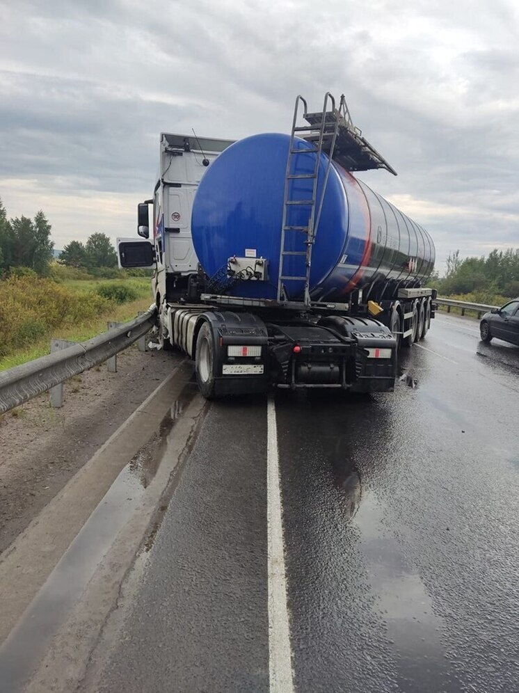 Грузовик въехал в ограждение на томской дороге