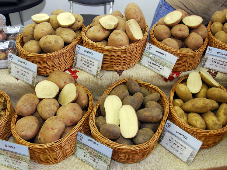 По данным Росстата, на плодоовощную продукцию уже четыре недели подряд наблюдается дефляция, в частности, всеми любимая картошка  подешевела на 21%