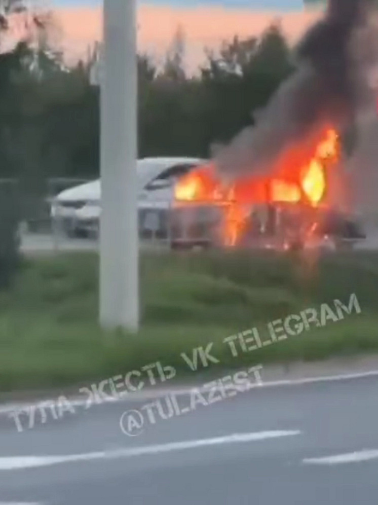 Автомобиль загорелся на трассе в Щекинском районе