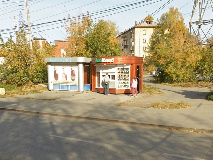 В Екатеринбурге снесенный киоск перенесли через дорогу и поставили у остановки