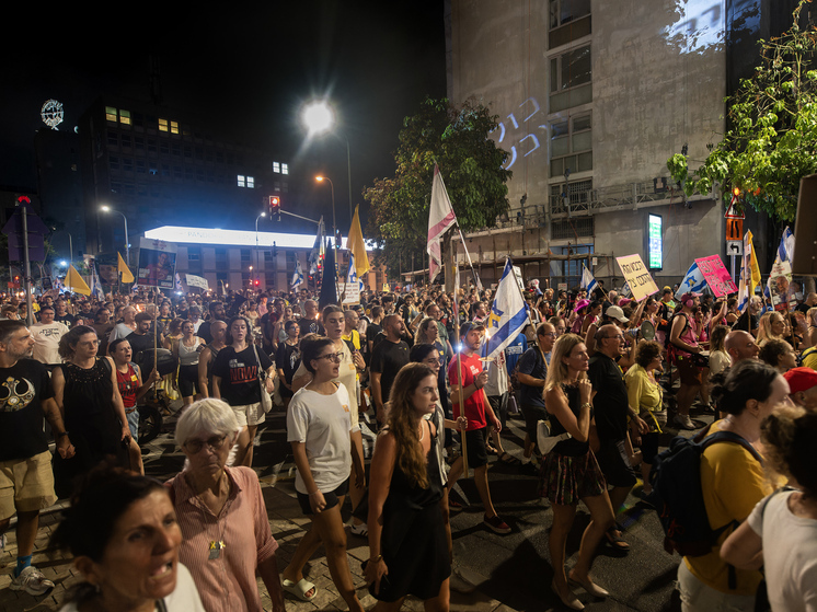 Телеканал N12: в Тель-Авиве на массовый митинг по заложникам в Газе вышли десятки тысяч человек