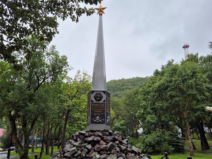 На Камчатске отреставрировали памятник освободителям Курил