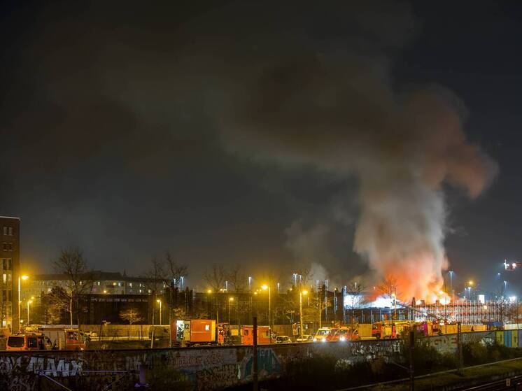 RV: после взрывов в Одессе начался мощный пожар в отделении «Новой почты»