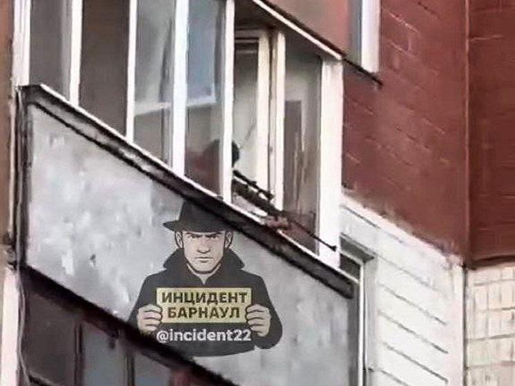 Барнаульцев напугал мужчина с винтовкой, целящийся в людей из окна дома