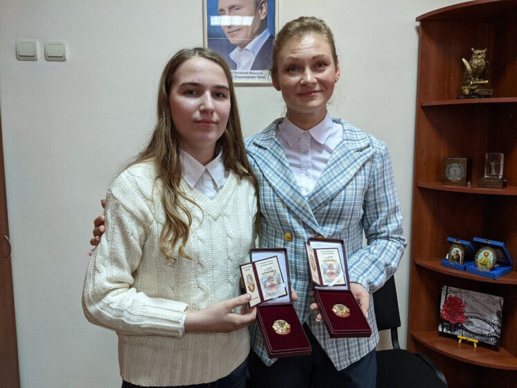 Девушка из Луганска Фаина Савенкова, 11 лет проживающая под обстрелами украинских военных, направила письмо супруге президента США Мелании Трамп