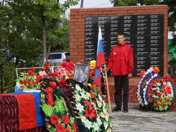 Погибшего на СВО многодетного отца проводили в последний путь в Горках