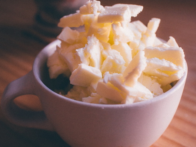 Как отличить настоящее масло от подделки: полезный для покупателей лайфхак с фонариком