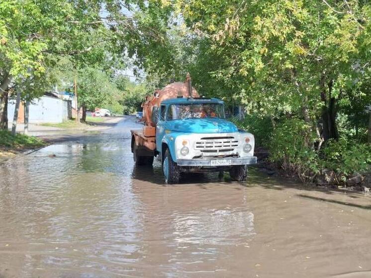 Омские дороги освобождают от воды после сильных осадков