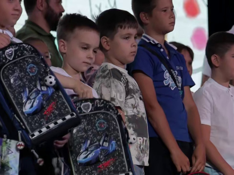 Первоклассники Володарского получили подарки от шефов ко Дню знаний