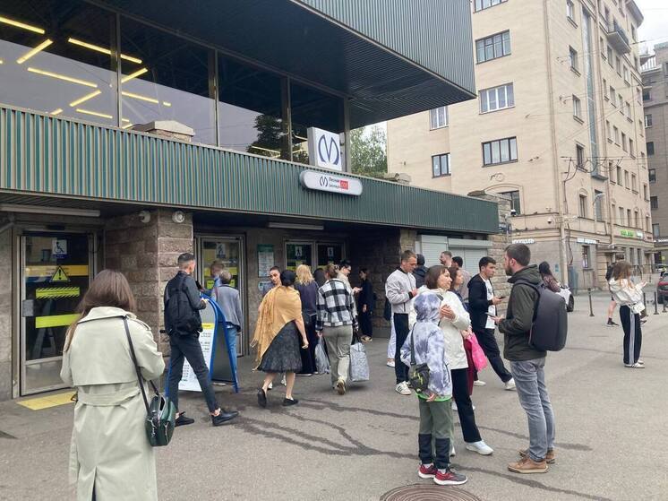 После закрытия метро «Лесная» петербуржцы начали искать вход в выходе