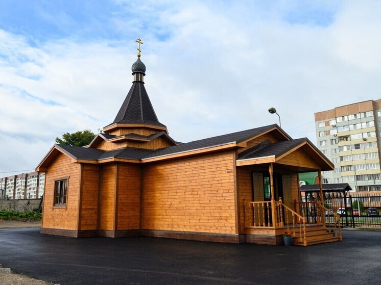 Псковичи молились под песнопения архиерейского хора в храме блаженной Ксении Петербургской