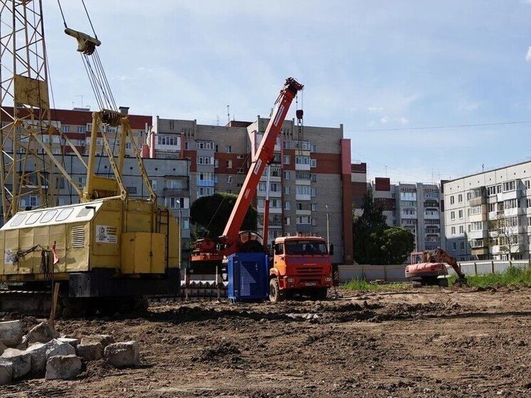 На улице Фрязиновской в Вологде строят фундамент для бассейна