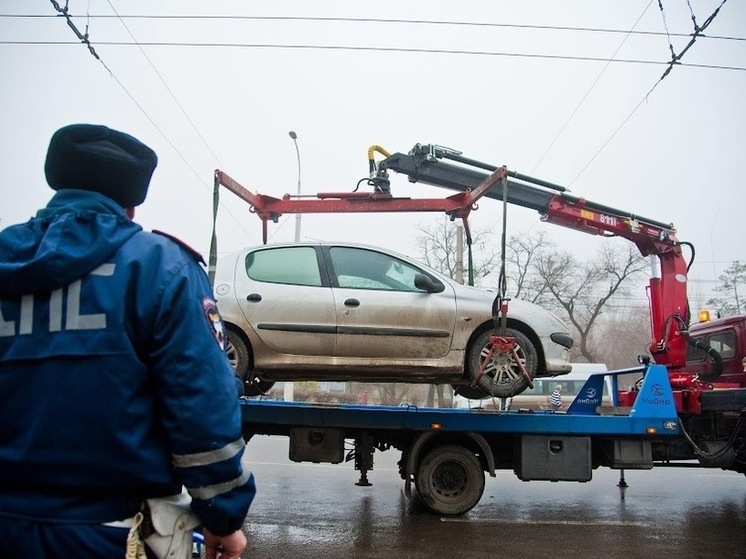 Волгоградцам рассказали, во сколько обойдется эвакуация машины и штрафстоянка