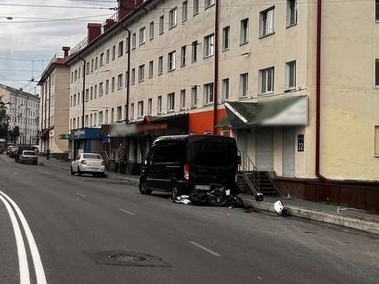Мотоциклист врезался в припаркованную машину в Мурманске