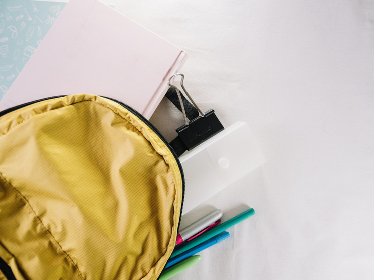 Почти тысяча школьных рюкзаков с канцтоварами отправили детям из Свердловска красноярцы