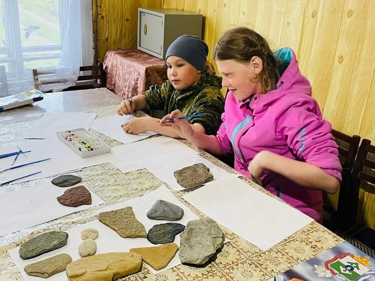В Волонге НАО освоили рисование на камнях